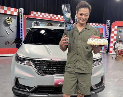林佑星高速公路6車追撞 車尾全爛驚險過程曝光