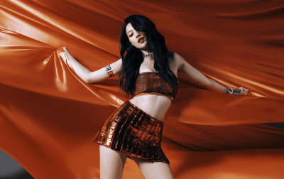 A-Lin正妹愛徒琟娜Verna辣爆 激裸蜜大腿