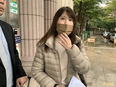 T台主播宮鬥！張靖玲遭控剪毛衣 怒轟前東家「曲解事實」