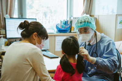 最帥小兒科醫生！胡宇威得意「蠻會逗小孩」