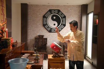 李興文穿唐裝道士上身  氛圍「陰風慘慘」狂唸大悲咒！