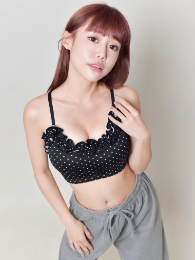 紀卜心自信挺出美胸 大膽拍性感照拿下高價碼