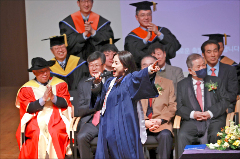 李孝利回母校演說超嗨  秒變演唱會