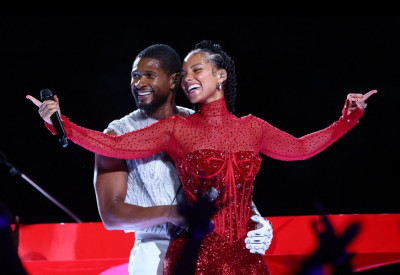 不忍了！超級盃和天后親密互動被做成表情包 亞瑟小子說話了