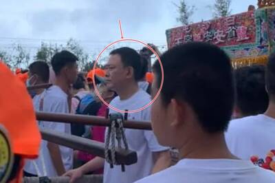 「阿叔」王識賢也瘋粉紅超跑  白沙屯進香民眾嗨喊：值了