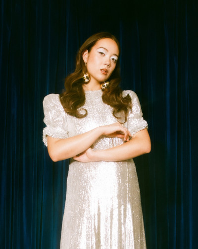 漂亮混血臉孔搭配優雅風格！冰島華裔爵士女伶Laufey將來台開唱