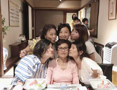 想媽媽就摸摸肚臍！ 張庭罕曬87歲慈母同框合影