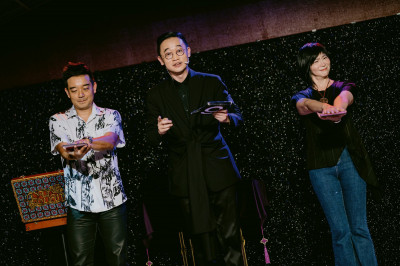 岑永康挑戰魔術「撲克牌握超緊」 下一秒飛到正妹妻手上超傻眼