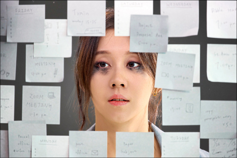 白安跳上辦公桌拍MV 亂七八糟眼妝好疲憊
