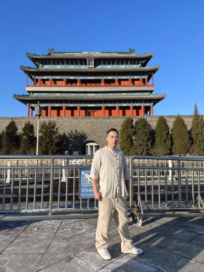 饒舌圈周杰倫不藏了！周靄宏撈人民幣 犯忌遭盤查釋放