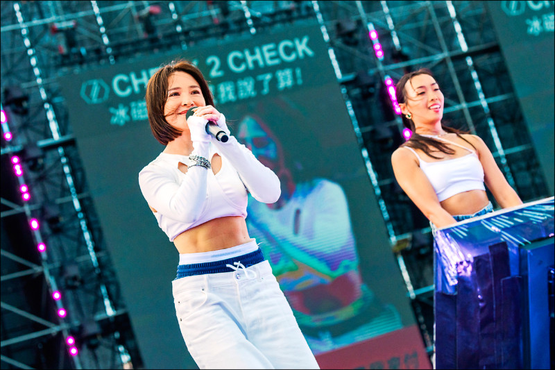 《高雄啤酒音樂節》梁文音水槍掃射消暑 温嵐唱到腿軟