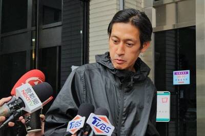 唐治平摀耳朵  被目擊現身台北信義商圈
