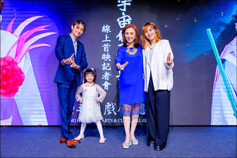 孫翠鳳祖孫三代同框 笑封老公魔鬼總團長