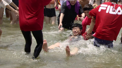 胡瓜趴地被「臉朝下拖行」   郭忠祐開潑大盆水幫忙洗臉