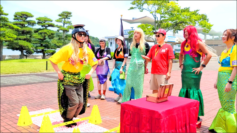 王子扮美人魚神似羅蘭 坤達樂與海女奶奶共舞