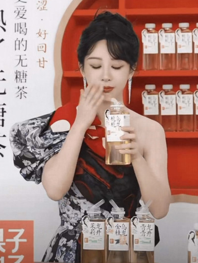 楊紫糗大了！直播試喝飲品竟然吐出來 急忙救火全網笑翻