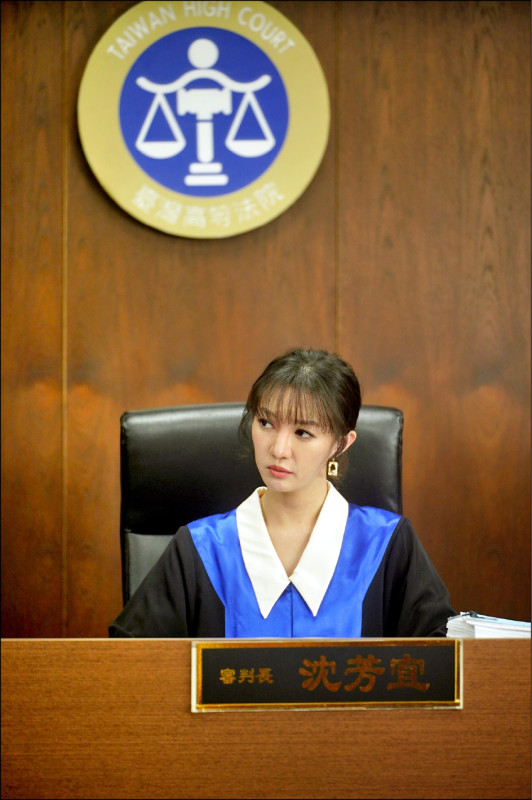 李杏扮法官瞄小抄 嘆白忙一場