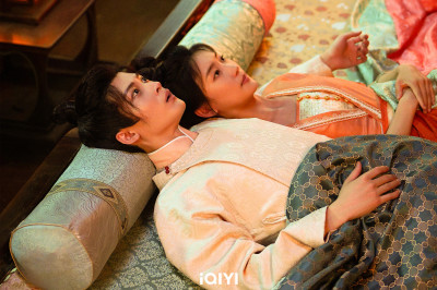 「古裝男神」遭正妹主動勾脖獻吻 徹夜忘情交纏：只躺著多沒意思