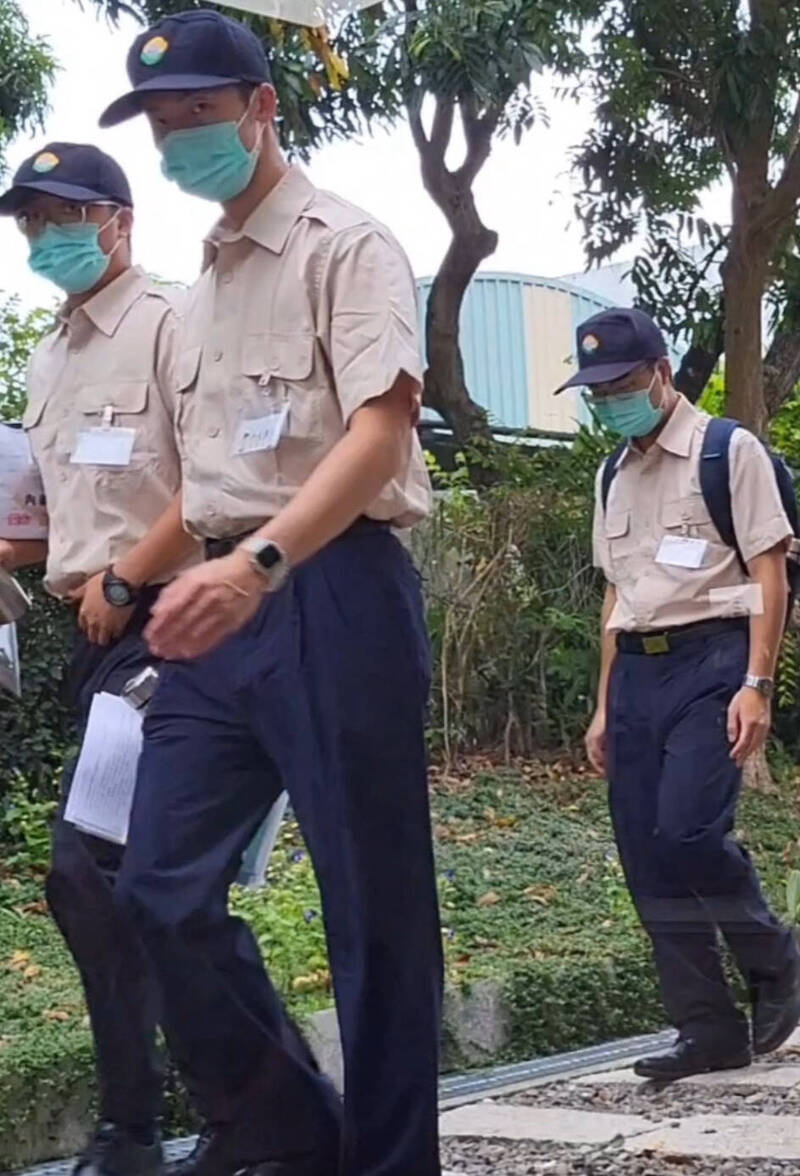 許光漢穿替代役制服遭偷拍 眼神飄望粉絲 許太太被帥暈