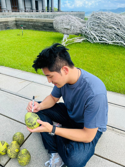 吳翔震法鼓山秀超強藝術天份!哀號中秋節掙扎:只能吃1/8月餅