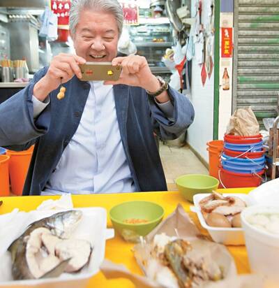 香港四大才子蔡瀾被野生捕獲  大啖美食氣色佳