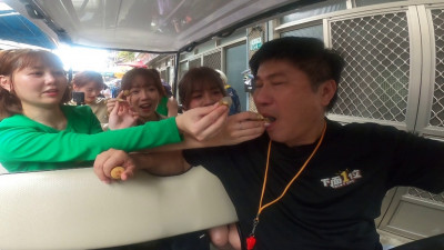 胡瓜遭民眾攔路上演「餵食秀」   登山展現65歲好體力