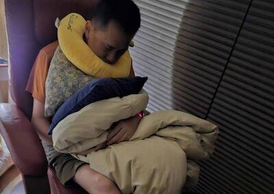 486先生坐著睡「好苦」 不藏私分享舒緩秘招