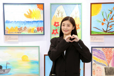 夏如芝暖心伴長者作畫 失智奶奶「想畫蓮花」藏秘密