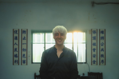 胡宇威怎麼了？ 滿頭白髮現身 臉上傷疤驚呆眾人