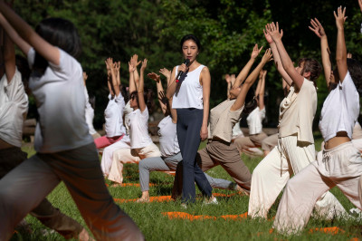 影帝氣場震撼楊謹華！戶外教百人瑜珈認害羞