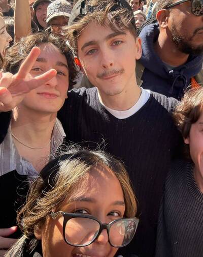 提摩西夏勒梅模仿大賽！本尊悄悄現身「輸給山寨甜茶」