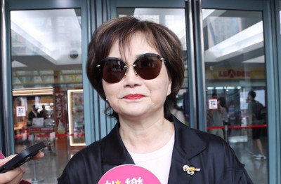 65歲沈春華露面了！驚爆劉德華對她單膝下跪驚人往事