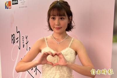 畇二豪放UU!首出寫真「雙手捧雪乳」被爆休息室脫到剩內褲