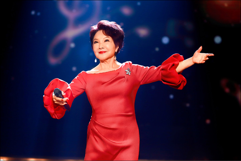 「蘋果花歌后」楊燕開金嗓 白冰冰秒變小粉絲