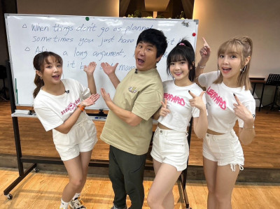 胡瓜回歸校園上課！嗨唱英文歌竟「巧遇國中同學」