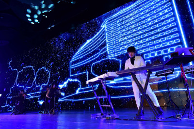 星二代在奧運千吋螢幕震撼開唱 驚呼：想跳進去游泳