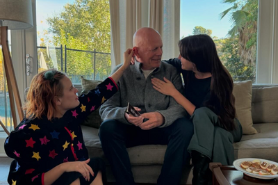 布魯斯威利失智2年近況曝！同框女兒手舉牌子「內容惹鼻酸」