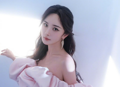 楊冪不藏了！頂「絕美素顏」緊摟這男星自拍掀網暴動