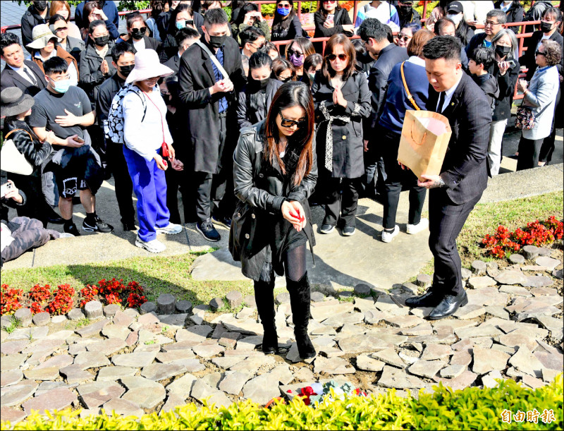 瓊瑤花葬陽明山 相伴平鑫濤