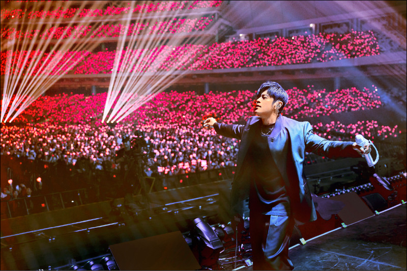 周杰倫接棒「酷玩樂團」開唱  明年6月空降香港「啟德體育園」