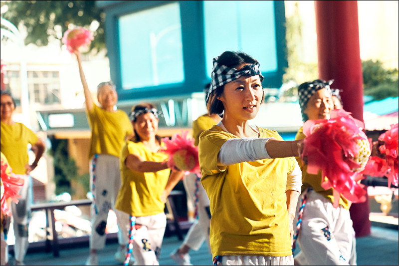 鄭家榆收起仙氣 化身活潑里長婆