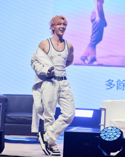 炎亞綸「離開台灣」豁出去脫了！當眾被狂拍