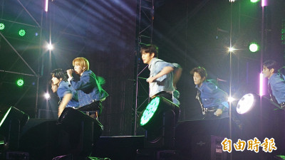 台南耶誕搖滾晚會大爆棚  熱情粉絲嗨翻天