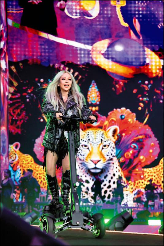 阿妹飛天 嗨搭熱氣球繞場-三天三夜照唱照跳 帥騎滑板車登台