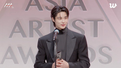 邊佑錫《善宰》CP合體超閃！送員工iPhone網讚：聖誕老人嗎