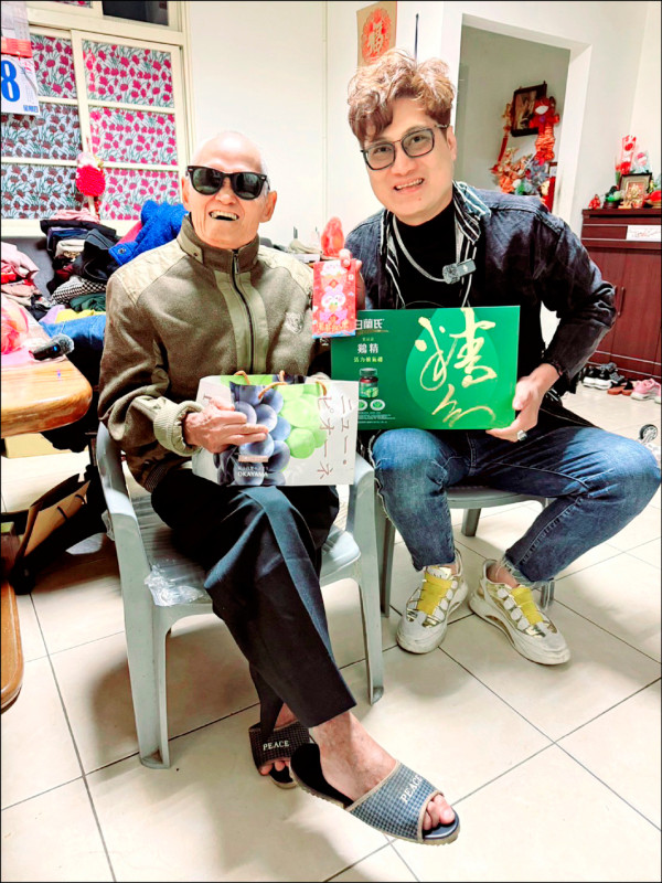 楊哲用演唱會盈餘行善 攜紅包補品探視李炳輝