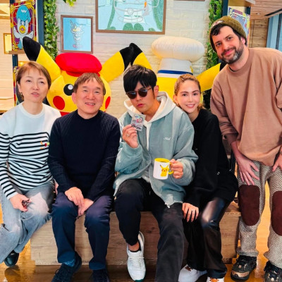 太爽了！周杰倫喜會寶可夢高層 開心收超稀有卡