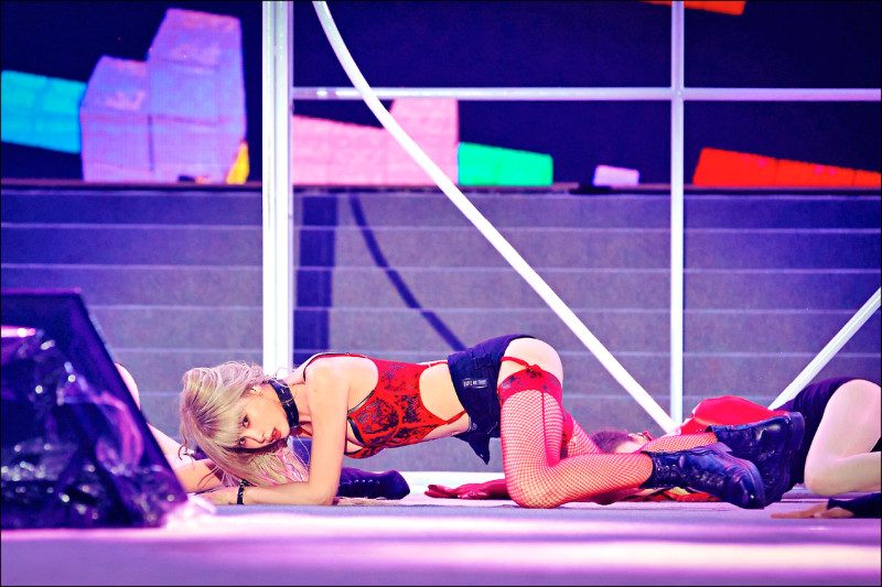 安心亞跨年最火辣 花式開腿舞性感