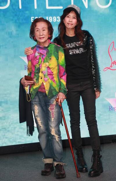 莫文蔚8旬靚媽撐枴杖挺劉嘉玲 家世顯赫曾提攜張國榮