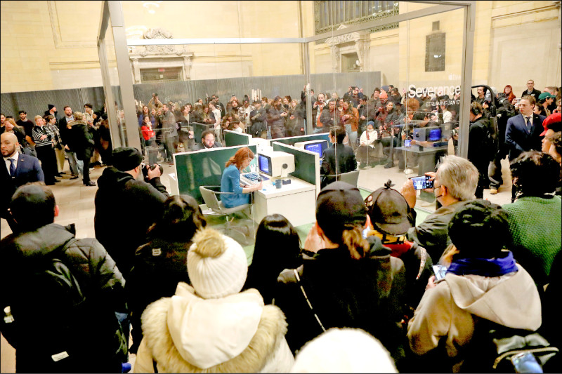 大明星在紐約中央車站玩快閃  《人生切割術2》上線叫好